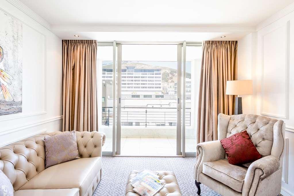 Pepperclub Hotel Ciudad del Cabo Habitación foto A living room with a view of the harbour