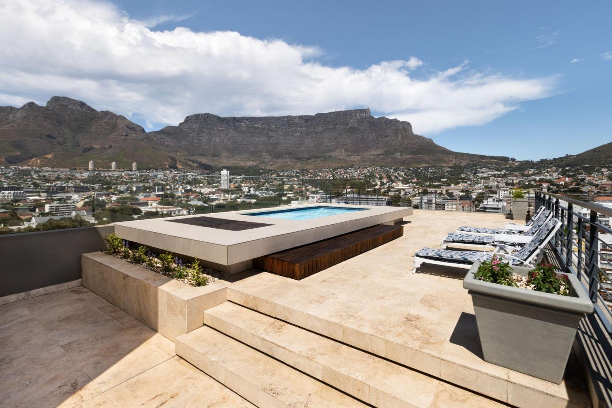 Pepperclub Hotel Ciudad del Cabo Exterior foto The Cape Town Hilton's rooftop pool